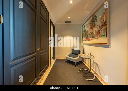 un'immagine di una singola lettura accanto a una libreria chiusa in una proprietà immobiliare di lusso Foto Stock
