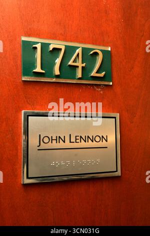 John Lennon e Yoko Ono, Michael Evans e Yu Tian, conservano il testo originale per dare a Peace La possibilità di un reinserimento del loro letto prima che il testo vada all'asta per la prima volta a Bonhams, Montreal - 24 ottobre 2005 Foto Stock