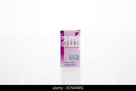 CHONBURI, THAILANDIA - 6 LUGLIO 2025: Soluzione oftalmica NIKP-Levofloxacina di NICHI-IKO, collirio antibiotico ad ampio spettro per il trattamento di infezioni batteriche Foto Stock