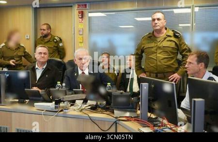 QUARTIER GENERALE DELL'AERONAUTICA ISRAELIANA 24 AGOSTO 2025. Da sinistra: Ministro della difesa Israel Katz, primo ministro Benjamin Netanyahu, capo di stato maggiore IDF tenente generale Eyal Zamir, e capo IAF capo di stato maggiore. Generale Omer Tischler al centro di comando DELLA IAF, 24 agosto 2025. Foto: IDF Foto Stock