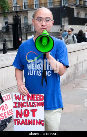 Whitehall, Londra, Regno Unito. 18 settembre 2025. Protesta di fronte a Downing Street, contro Amazon che vende libri che promuovono le cure dell'autismo, tra cui pseudoscienza e clisteri di candeggina. Crediti: Matthew Chattle/Alamy Live News Foto Stock