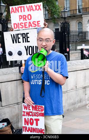 Whitehall, Londra, Regno Unito. 18 settembre 2025. Protesta di fronte a Downing Street, contro Amazon che vende libri che promuovono le cure dell'autismo, tra cui pseudoscienza e clisteri di candeggina. Crediti: Matthew Chattle/Alamy Live News Foto Stock