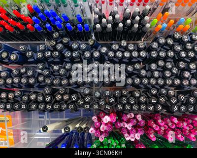 la varietà di penne e colori è ordinata sul rack per cancelleria esposto nel punto vendita Foto Stock