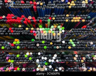 Una disposizione ordinata di matite di vari tipi e dimensioni sul negozio di cancelleria in vendita Foto Stock