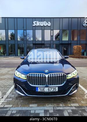 Vilnius, Lituania - 2025-01-19 - Vista frontale di una BMW serie 7 parcheggiata di fronte a un moderno business center Foto Stock