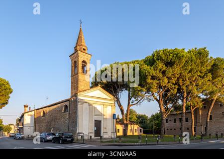 Piove di sacco, Padova, Veneto, Italia - 11 agosto 2025: Chiesa di San Nicolò Vescovo con campanile e alberi Foto Stock
