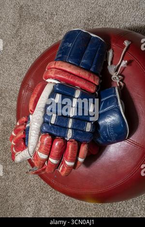 Primo piano dei guanti da gioco di hockey su ghiaccio vintage, Stati Uniti Foto Stock