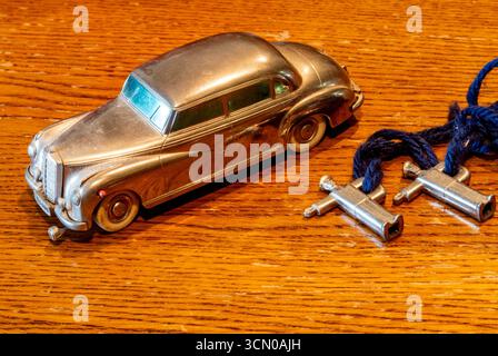 STILL Life di un modello di auto in stagno fabbricato nella Germania Ovest dopo la seconda guerra mondiale, negli anni '1940 Foto Stock