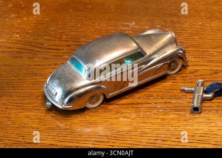 STILL Life di un modello di auto in stagno fabbricato nella Germania Ovest dopo la seconda guerra mondiale, negli anni '1940 Foto Stock