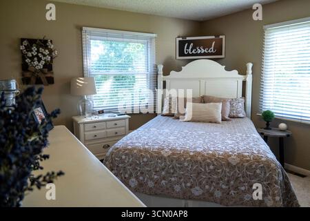 Una comoda camera con letto queen size è invitante, 2025, Great Falls, Montana, Stati Uniti Foto Stock