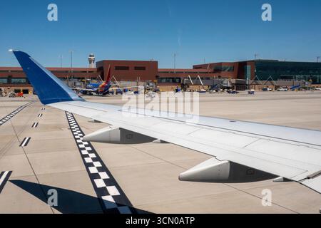 Aereo sull'asfalto dell'aeroporto internazionale di Salt Lake City, Utah, USA 2025 Foto Stock