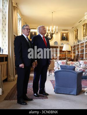 ELLESBOROUGH, INGHILTERRA, Regno Unito - 18 settembre 2025 - il primo ministro britannico Sir Keir Starmer con il presidente degli Stati Uniti Donald Trump nella residenza ufficiale del primo ministro a Chequers nel Buckinghamshire, Inghilterra, Regno Unito durante una visita di Stato ospitata dal primo ministro e dal re Carlo III. Al presidente Trump sono stati mostrati vari artefatti dagli archivi di Winston Churchill - foto: Geopix/No 10/Simon Dawson Foto Stock
