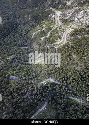 Oltrepassa la strada sul col de Sorba, vista aerea, Corsica, Francia Foto Stock