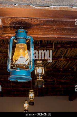 Un'immagine di vecchie lampade appese per l'illuminazione in una delle case storiche dell'Arabia Saudita. Foto Stock