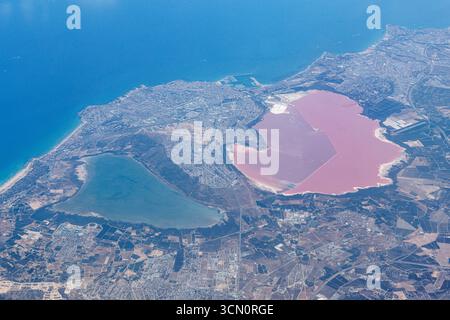 17 settembre 2025, Spagna, Torrevieja: Veduta aerea del rosa Lago Rosa de Torrevieja (il lago rosa di Torrevieja) vicino a Torrevieja nella provincia di Alicante (Spagna) e del lago adiacente "Laguna Salada de la Mata". Le lagune di la Mata e Torrevieja sono una riserva naturale spagnola. Il lago salato di colore rosa sulla Costa Blanca, che è una delle attrazioni naturali più importanti della città, prende il suo colore rosa dai microrganismi che colonizzano l'ambiente estremamente salato. (Orizzontale, orizzontale, Vista generale, oggetto generale, Vista generale, Vista generale, vista sulla città, sulla città, sulla città, vista aerea, a tema Foto Stock