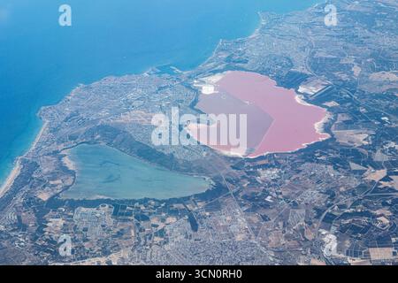 17 settembre 2025, Spagna, Torrevieja: Veduta aerea del rosa Lago Rosa de Torrevieja (il lago rosa di Torrevieja) vicino a Torrevieja nella provincia di Alicante (Spagna) e del lago adiacente "Laguna Salada de la Mata". Le lagune di la Mata e Torrevieja sono una riserva naturale spagnola. Il lago salato di colore rosa sulla Costa Blanca, che è una delle attrazioni naturali più importanti della città, prende il suo colore rosa dai microrganismi che colonizzano l'ambiente estremamente salato. (Orizzontale, orizzontale, Vista generale, oggetto generale, Vista generale, Vista generale, vista sulla città, sulla città, sulla città, vista aerea, a tema Foto Stock