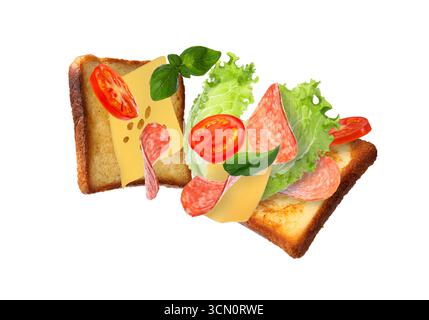 Fette di pane tostato e ingredienti da sandwich che volano in aria su sfondo bianco Foto Stock