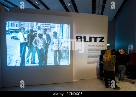 Londra, Regno Unito. 18 settembre 2025. Mostra d'ingresso al "Blitz: Il club che ha plasmato gli anni '80", la prima mostra in assoluto sul leggendario Blitz, il nightclub londinese dove ha avuto inizio la cultura degli anni '1980. 250 oggetti, tutti tratti dalla scena del Blitz club e dagli individui creativi che lo popolarono, sono in mostra al Design Museum, Kensington, dal 20 settembre 2025 al 29 marzo 2026. Crediti: Stephen Chung / Alamy Live News Foto Stock