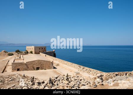 Rethymno, Creta, Grecia. Una vista sulla fortezza di Rethymno o sulla Fortezza di rythemnon che guarda verso le acque cerulesi Foto Stock