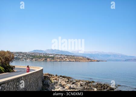 Rethymno, Creta, Grecia. Una vista sulla baia di Almyrou o sulla baia di Rethymno dalla parete del mare di Rethymno verso montagne lontane Foto Stock