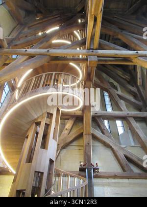 Parigi, Francia. 16 settembre 2025. La doppia scala a chiocciola nella torre sud della cattedrale è il fulcro della ristrutturazione delle torri di Notre-Dame a Parigi, che riaprirà sabato (20 settembre) dopo l'incendio del 2019 e oltre sei anni di chiusura. Crediti: Sabine Glaubitz/dpa/Alamy Live News Foto Stock