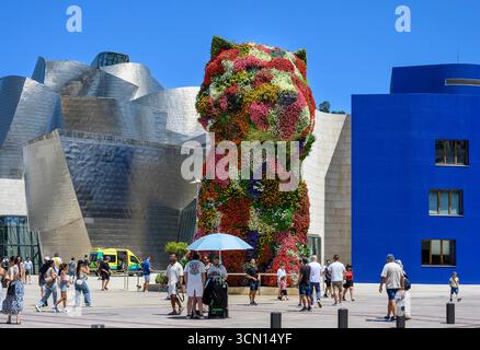 Una scultura di Jeff Koons intitolata Puppy di fronte al Museo Guggenheim. Bilbao, Biscaglia, Paesi Baschi, Spagna, Europa Foto Stock