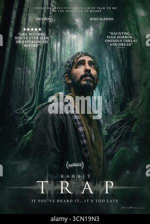 Rabbit Trap (2025) diretto da Bryn Chainey e interpretato da Dev Patel, Rosy McEwen e Jade Croot. Una coppia musicale sposata si trasferisce in una capanna isolata in Galles per finire il loro album, ma suoni inquietanti, un bambino misterioso e il folklore locale iniziano a svelare la loro sanità mentale. USA SOLO PER USO EDITORIALE DI un foglio di poster. Crediti: BFA / Magnolia Pictures Foto Stock