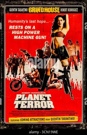 Planet Terror (2007) diretto da Robert Rodriguez e interpretato da Rose McGowan, Freddy Rodriguez e Josh Brolin. Un film d'azione zombie in stile grindhouse uscito come parte del doppio lungometraggio "Grindhouse". Fotografia di un poster originale del 2007 USA a un foglio SOLO PER USO EDITORIALE. Credito: BFA / Dimension Films Foto Stock