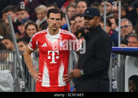 Monaco di Baviera, Germania. 17 settembre 2025. Coach Vincent KOMPANY (FC Bayern Monaco) con Leon GORETZKA (FC Bayern Monaco) prima di essere sostituito. Champions League, stagione 2025/26, giorno 1. FC Bayern Monaco - FC Chelsea 3-1 il 17 settembre 2025, ALLIANZARENA. Credito: dpa/Alamy Live News Foto Stock