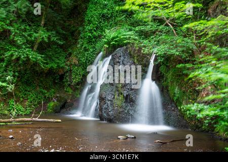 Scozia - Fairy Glen - Fairy Glen Falls - serena doppia cascata nella foresta Foto Stock