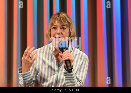 Elke Winkens, How to be Normal and the Oddness of the Other World, Salzburg Premiere, 2025, Manfred Siebinger **** Elke Winkens, How to be Normal and the Other World, Salzburg Premiere, 2025, Manfred Siebinger Foto Stock