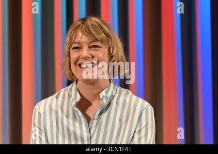Elke Winkens, How to be Normal and the Oddness of the Other World, Salzburg Premiere, 2025, Manfred Siebinger **** Elke Winkens, How to be Normal and the Other World, Salzburg Premiere, 2025, Manfred Siebinger Foto Stock
