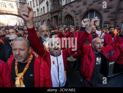 18 settembre 2025, Assia, Francoforte sul meno: Calcio: Champions League, Eintracht Francoforte - Galatasaray Istanbul. I fan del Galatasaray si riuniscono nel centro di Francoforte e marciano verso la stazione ferroviaria principale. Foto: Boris Roessler/dpa Credit: dpa picture Alliance/Alamy Live News Foto Stock