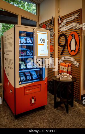 Penguin Book Dispenser London - distributore automatico Penguin Books che evidenzia il 90° anniversario della fondazione di Penguin Books, Waterstone Gower St. Foto Stock