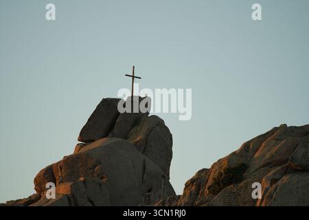 Attraversa Un picco frastagliato al tramonto sulle formazioni rocciose rocciose sopra i massi del deserto sagomati. Bonifacio, Corsica, Francia Foto Stock