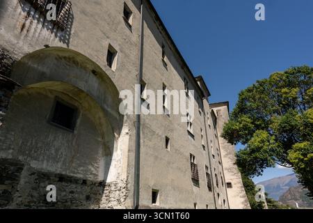 Il Castello di Issogne, situato in Valle d'Aosta, è un elegante castello medievale famoso per il suo cortile interno decorato con affreschi, torri in pietra, Foto Stock