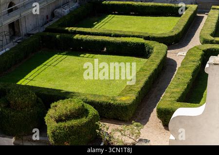Il Castello di Issogne, situato in Valle d'Aosta, è un elegante castello medievale famoso per il suo cortile interno decorato con affreschi, torri in pietra, Foto Stock
