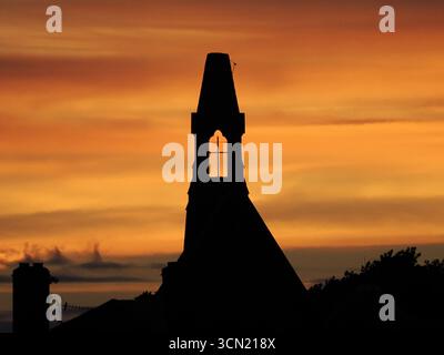 Sheerness, Kent, Regno Unito. 18 settembre 2025. Meteo nel Regno Unito: Colorato tramonto di settembre a Sheerness, Kent. Crediti: James Bell/Alamy Live News Foto Stock