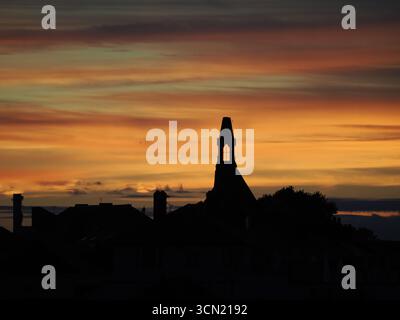 Sheerness, Kent, Regno Unito. 18 settembre 2025. Meteo nel Regno Unito: Colorato tramonto di settembre a Sheerness, Kent. Crediti: James Bell/Alamy Live News Foto Stock