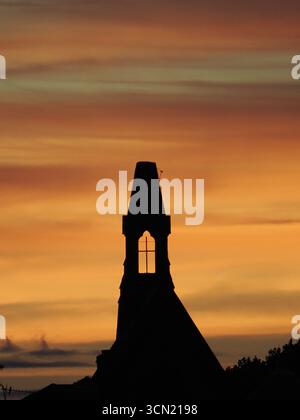 Sheerness, Kent, Regno Unito. 18 settembre 2025. Meteo nel Regno Unito: Colorato tramonto di settembre a Sheerness, Kent. Crediti: James Bell/Alamy Live News Foto Stock