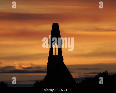 Sheerness, Kent, Regno Unito. 18 settembre 2025. Meteo nel Regno Unito: Colorato tramonto di settembre a Sheerness, Kent. Crediti: James Bell/Alamy Live News Foto Stock