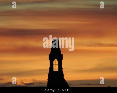 Sheerness, Kent, Regno Unito. 18 settembre 2025. Meteo nel Regno Unito: Colorato tramonto di settembre a Sheerness, Kent. Crediti: James Bell/Alamy Live News Foto Stock