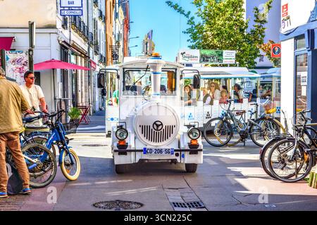 "Le Petit Train" pieno di turisti che si trasformano nella stretta Rue Colbert, Our, Indre-et-Loire (37), Francia. Foto Stock