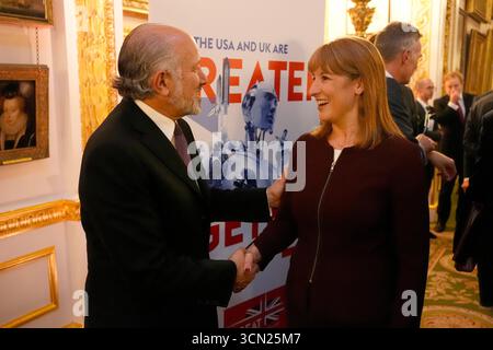 Il Segretario al commercio DEGLI STATI UNITI Howard Lutnick saluta la Cancelliera dello Scacchiere Rachel Reeves durante un ricevimento d'affari alla Lancaster House nel centro di Londra, con partecipanti tra cui ministri del governo sia del Regno Unito che degli Stati Uniti e rappresentanti delle principali aziende britanniche, come parte della seconda visita di stato nel Regno Unito del Presidente degli Stati Uniti Donald Trump. Data foto: Giovedì 18 settembre 2025. Foto Stock