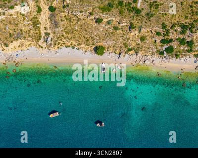 Vista mozzafiato a volo d'uccello di una costa incontaminata remota che mostra la bellezza selvaggia del Mare Adriatico Foto Stock