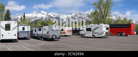 Jackson, Wyoming, Stati Uniti - 28 maggio 2025: Vista panoramica dei camper parcheggiati di fronte alle montagne innevate nel Grand Teton National Park Foto Stock