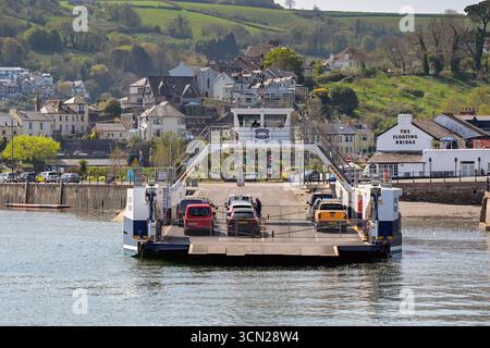 Kingswear, Devon, Inghilterra, Regno Unito - 24 aprile 2025: Kingswear Higher Ferry sta per partire dalla città di Dartmouth con auto e furgoni per attraversare il fiume Dart Foto Stock