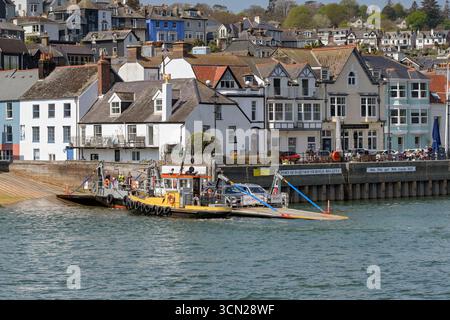 Kingswear, Devon, Inghilterra, Regno Unito - 24 aprile 2025: Traghetto per piccole auto in partenza dalla città di Dartmouth per attraversare il fiume Dart verso Kingswear Foto Stock