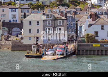 Kingswear, Devon, Inghilterra, Regno Unito - 24 aprile 2025: Traghetto per piccole auto in partenza dalla città di Dartmouth per attraversare il fiume Dart verso Kingswear Foto Stock