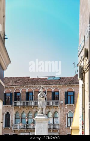 Venezia, Italia, 11 agosto 2025: Storica statua in marmo in piazza veneziana Foto Stock